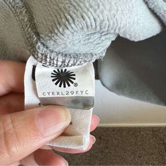 UGG Pichot Poncho - Picture 13 of 14